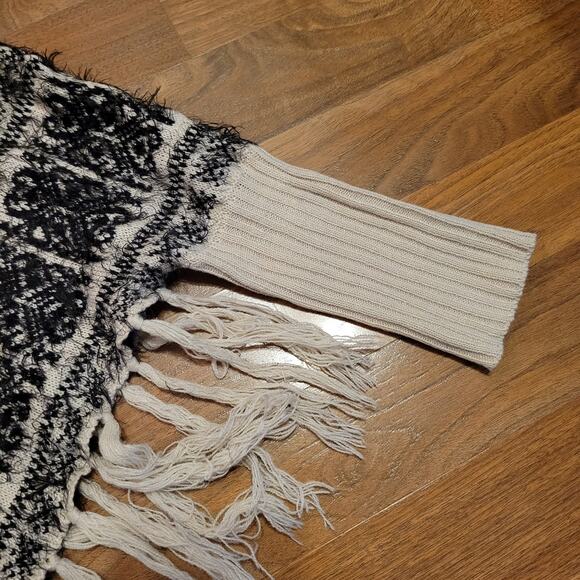 Say What? Shawl Sleeve Asymmetrical Fringes Ponchos Black & Off-White One Size - Picture 4 of 10